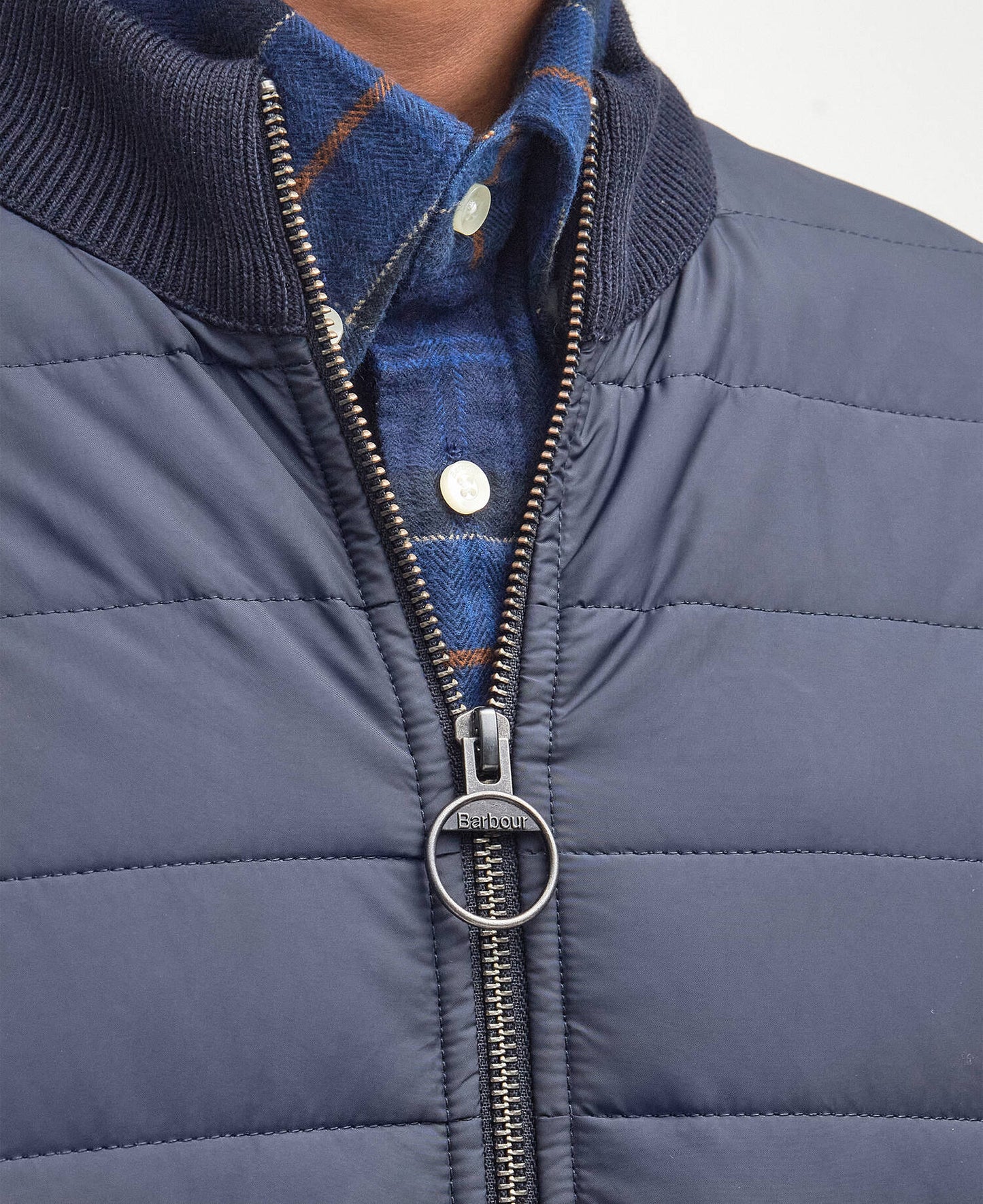 BArbour Essential Carn Quilted Jumper - Classic Navy MKN1104NY91_05detailb