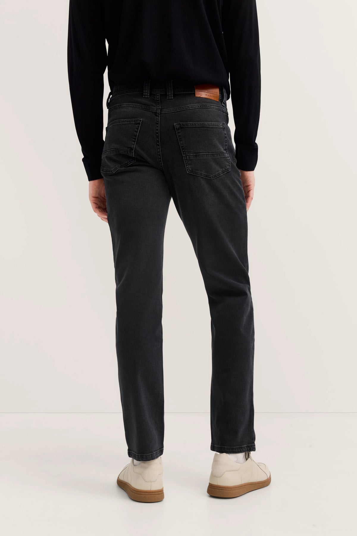 Bugatti 3289D Regular Fit Jeans - Dark Grey bug_3289D_96620_273_model-b_0418