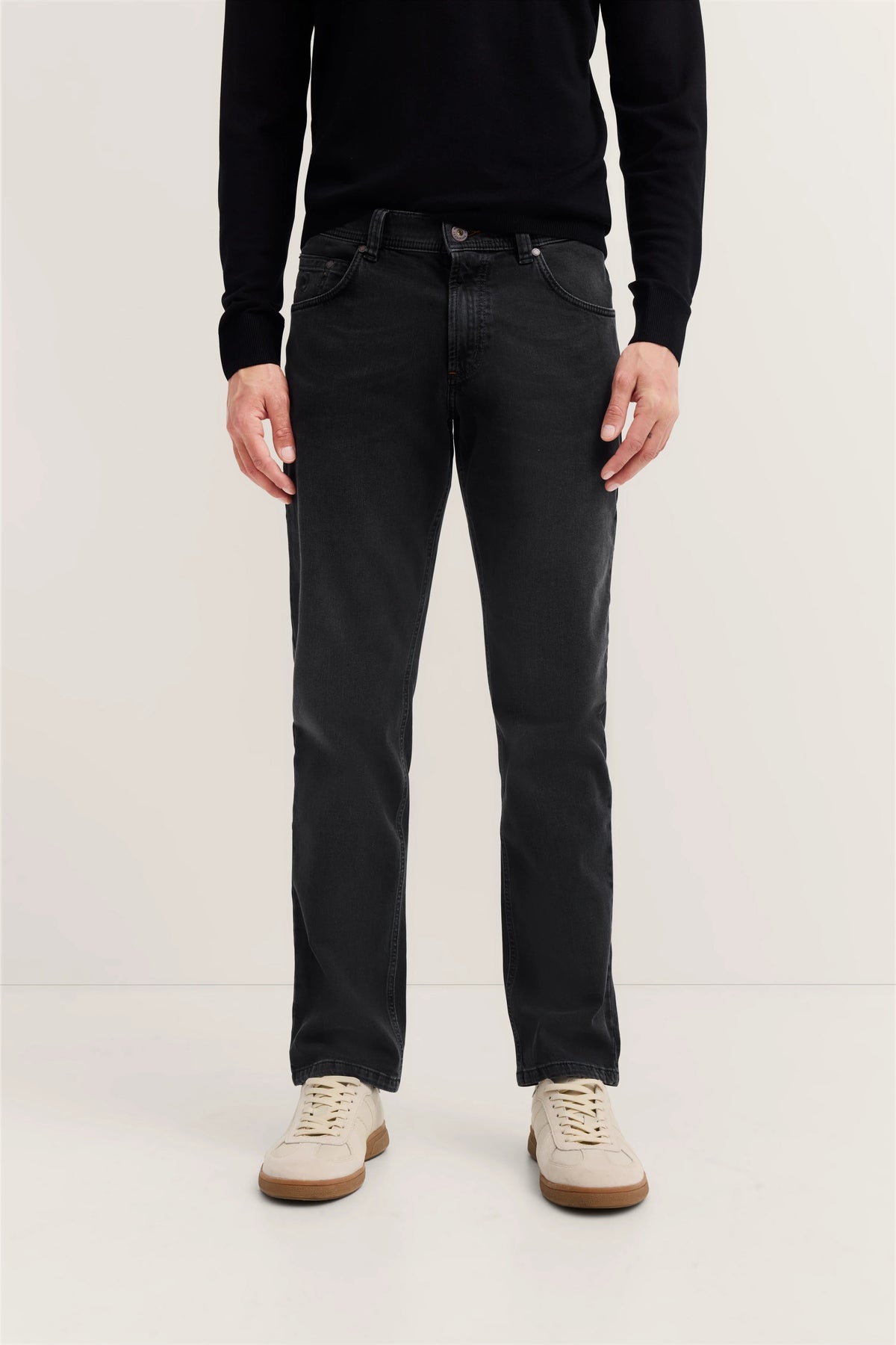 Bugatti 3289D Regular Fit Jeans - Dark Grey bug_3289D_96620_273_model-f_0399